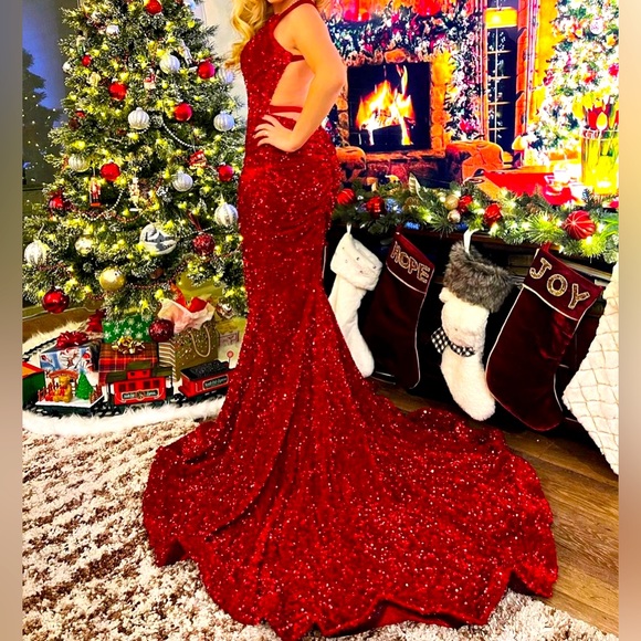 This is one of a kind piece of wardrobe to have for this holidays. - Picture 3 of 6